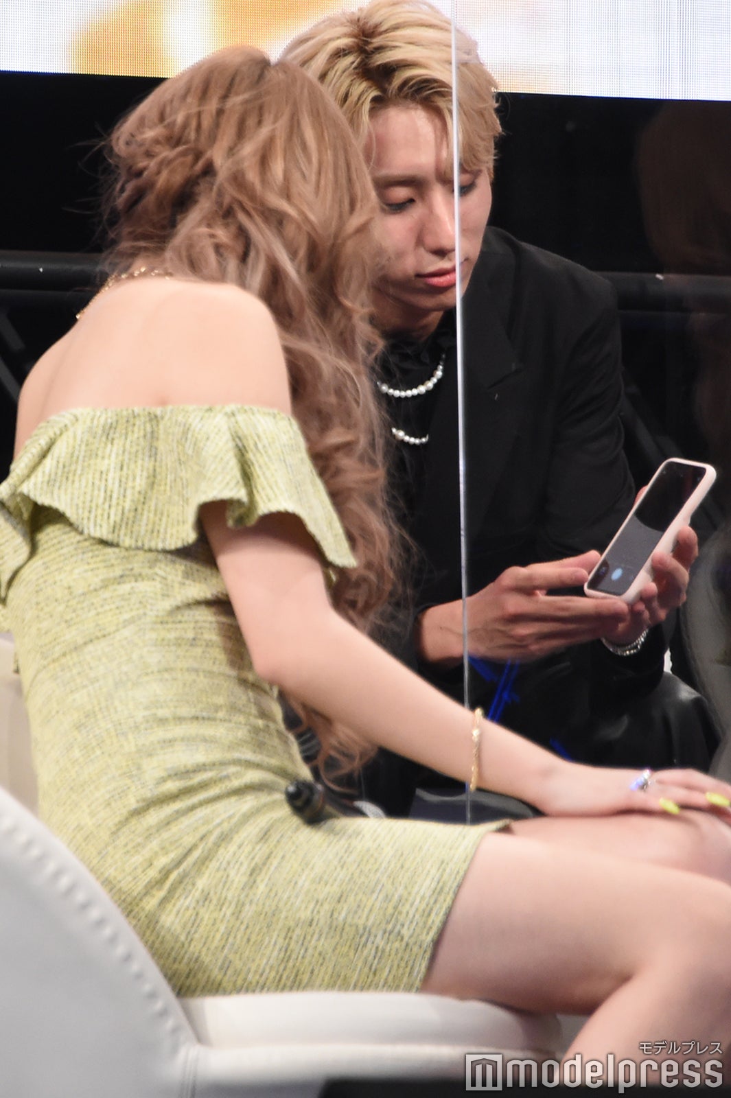 浦野秀太,、ゆうちゃみに何かを教える （C）モデルプレス