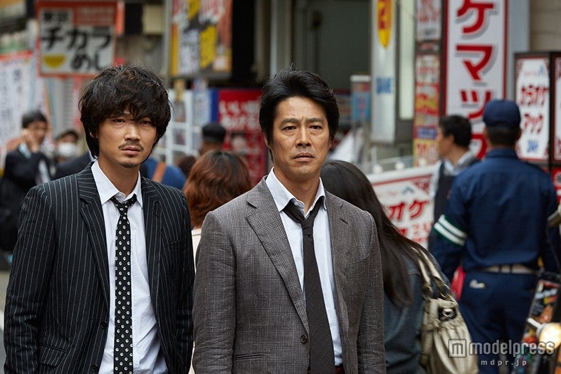 （左から）綾野剛、堤真一／新CM「得ダネを追え！ずっとドコモ割」篇