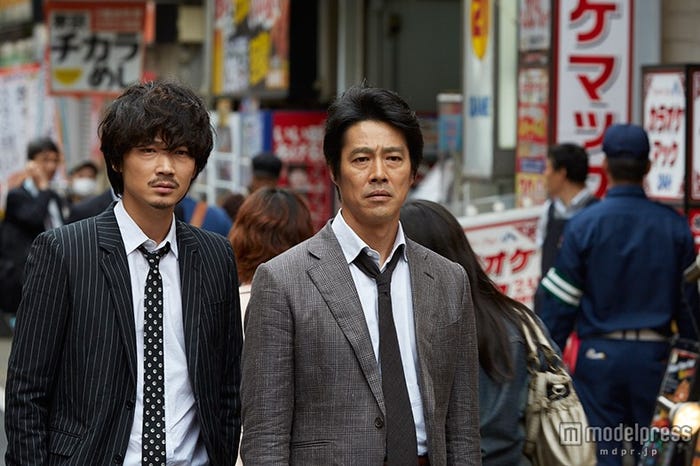 (左から)綾野剛、堤真一/新CM「得ダネを追え!ずっとドコモ割」篇