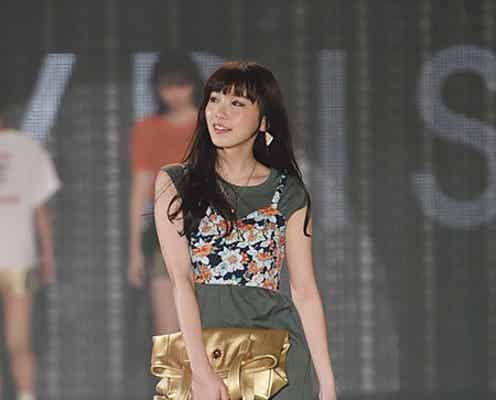 飯豊まりえ、大人な“攻め”スタイル披露 キュートな上目遣いも