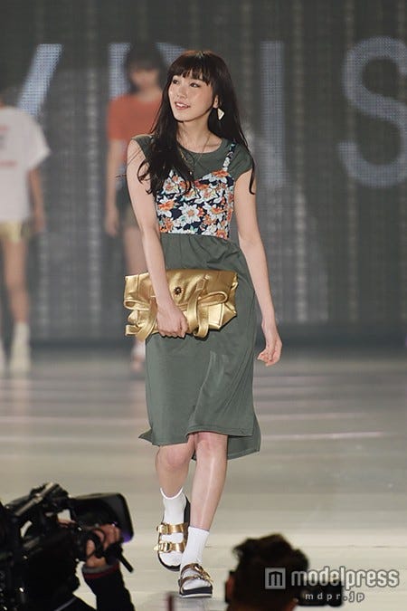 飯豊まりえ、大人な“攻め”スタイル披露 キュートな上目遣いも【モデルプレス】