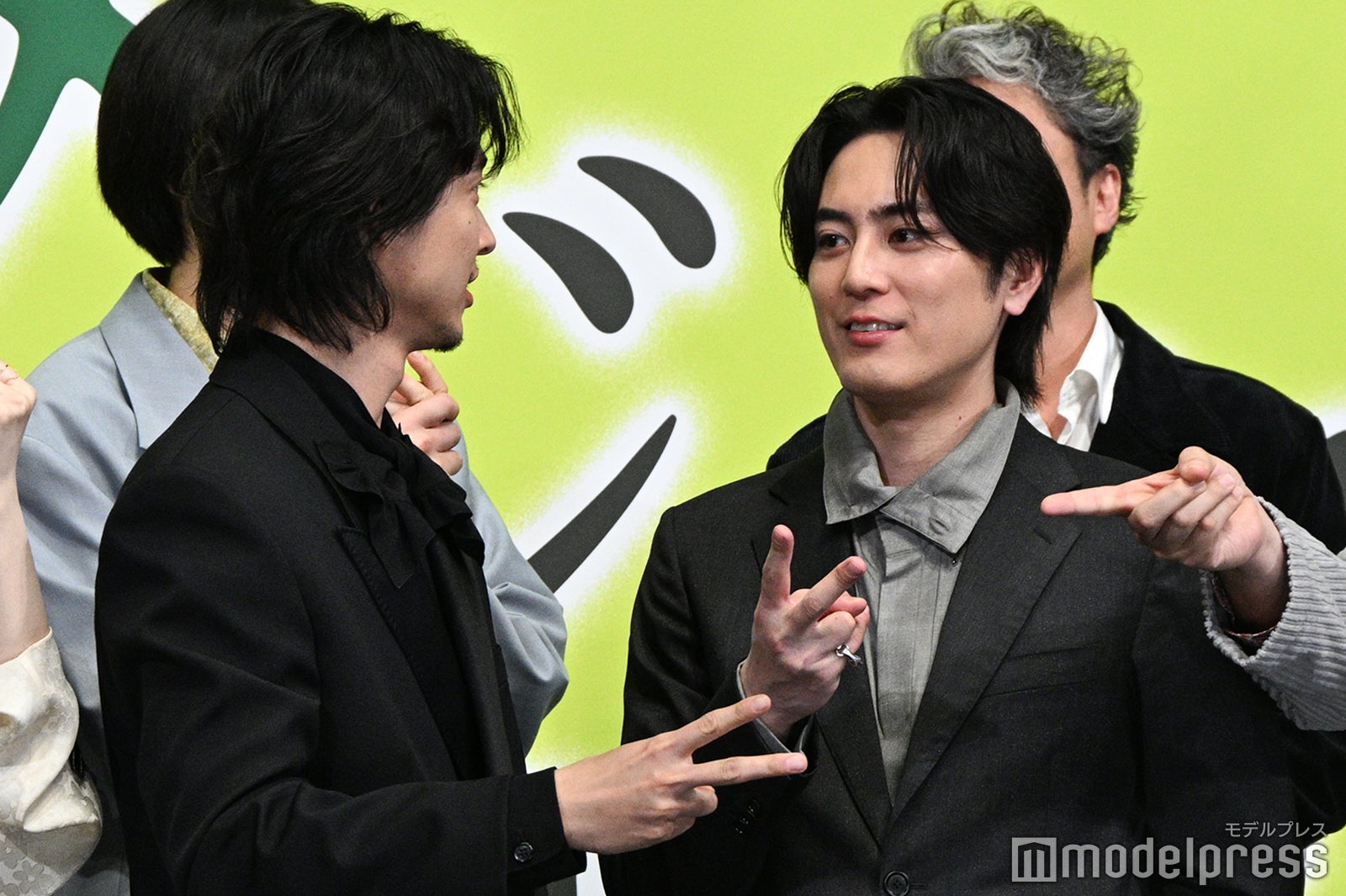 じゃんけんする山崎賢人、間宮祥太朗（C）モデルプレス