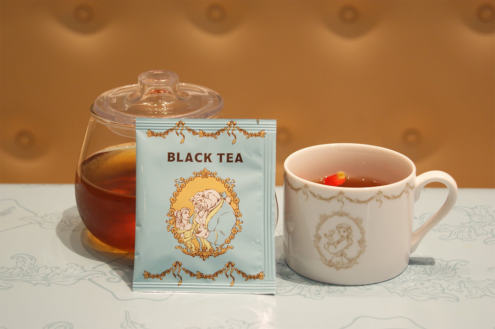 ＜美女と野獣＞ストレート・ティー990円／ティーカップ付き2,790円（C）Disney