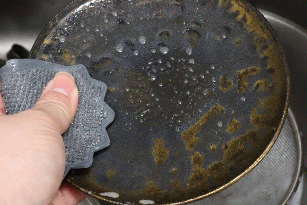 シリコーンキッチンブラシ(ハリネズミ、モノトーン) 使用例 シリコーンキッチンブラシ(ハリネズミ、モノトーン) 使用例