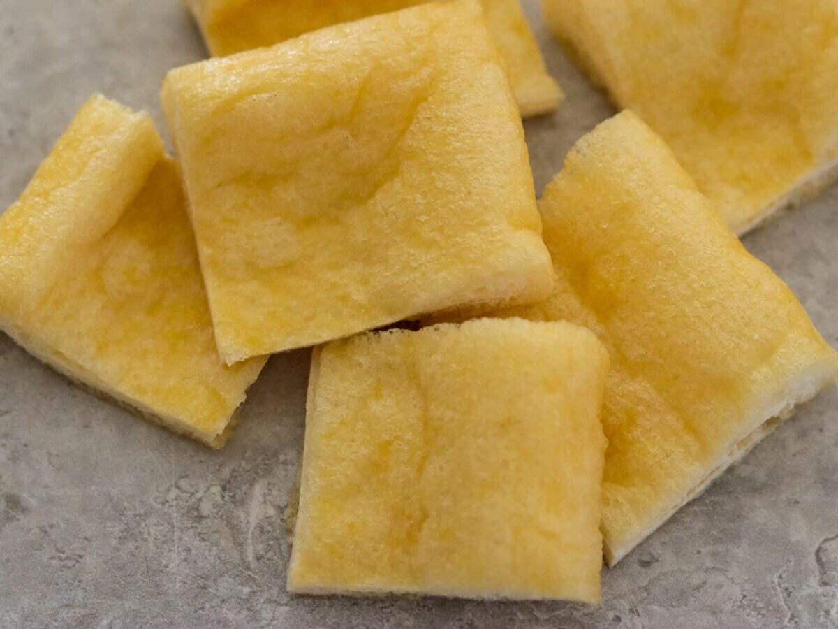 食べやすい大きさに切った油揚げ 食べやすい大きさに切った油揚げ