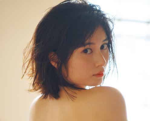 大久保桜子、美背中あらわ レトロなホテルで魅せる“大人の色気”