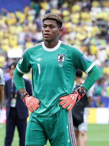 W杯試合後「泣ける」ピッチ端でひとり正座して動けなくなったGK鈴木彩艶→駆け寄り抱きしめた選手に感動 中継画面と離れた自陣端「真っ先に彩艶のところへ」「絆感じて泣けるわ」「素晴らしい」