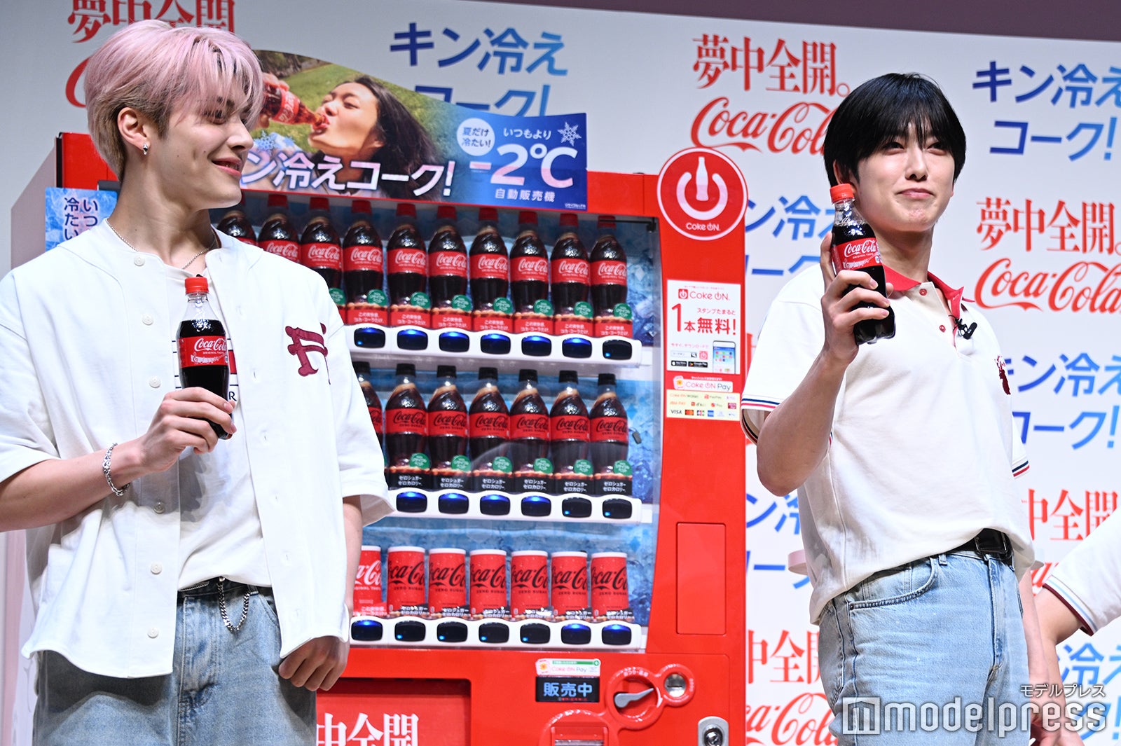 パワー！するFUMAとそれを微笑むMAKI（C）モデルプレス