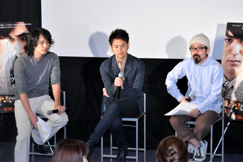 観客の意見に耳を傾ける松山ケンイチ、妻夫木聡、山下敦弘監督