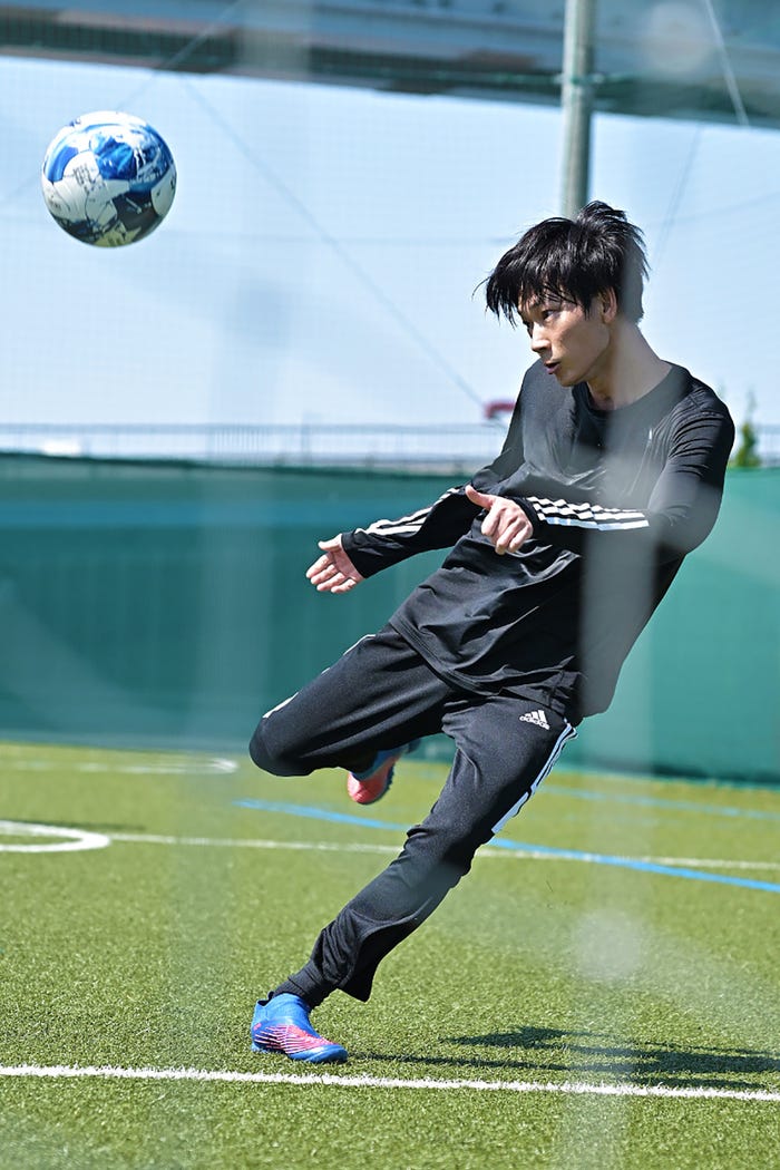 大久保嘉人の指導のもと練習する綾野剛 (C)TBS