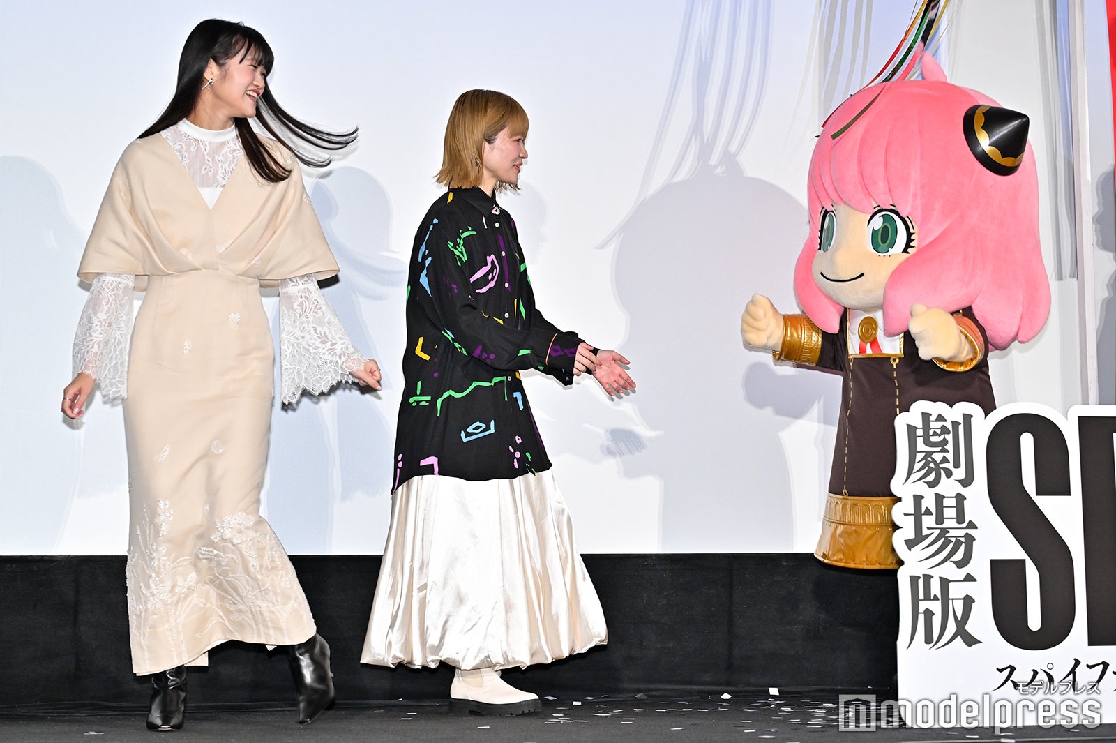 （左から）早見沙織、種崎敦美、アーニャ（C）モデルプレス