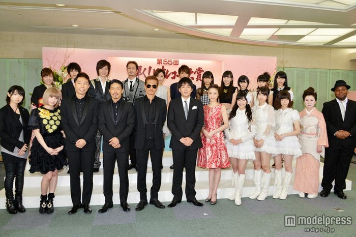 「第55回 日本レコード大賞」記者会見に出席した(前列左より)家入レオ、きゃりーぱみゅぱみゅ、EXILE(USA、MATSU、ATSUSHI)、安住紳一郎アナ、上戸彩、AKB48(渡辺麻友、柏木由紀、島崎遥香)、大月みやこ、クリス・ハート(後列左より)杜このみ、新里宏太、竹島宏、AAA(浦田直也、宇野実彩子、西島隆弘)、Juice=Juice(宮崎由加、植村あかり、宮本佳林、高木紗友希、金澤朋子)