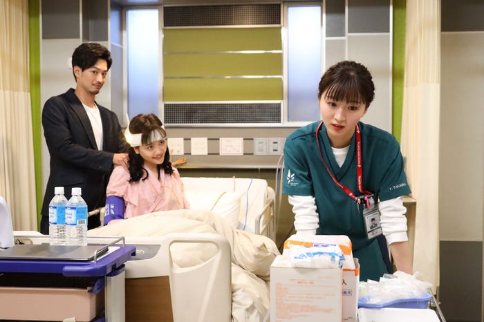 (左から)竹財輝之助、松井愛莉、岡崎紗絵「ナイト・ドクター」(C)フジテレビ