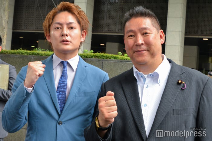 判決公判後に取材に応じた三崎優太、「NHKから国民を守る党(N国)」党首・立花孝志参院議員/9月5日撮影 (C)モデルプレス
