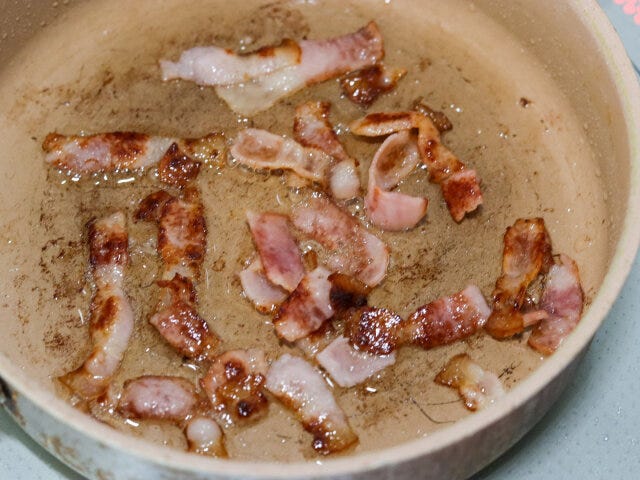 フライパンにベーコンとごま油を入れて火にかけ、こんがりと焼く。