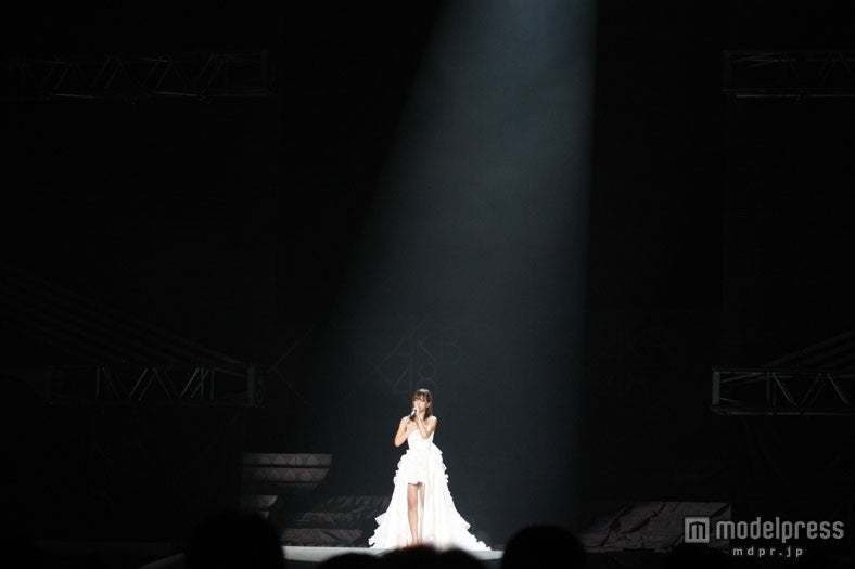 ファンへ挨拶する前田敦子（C）AKS