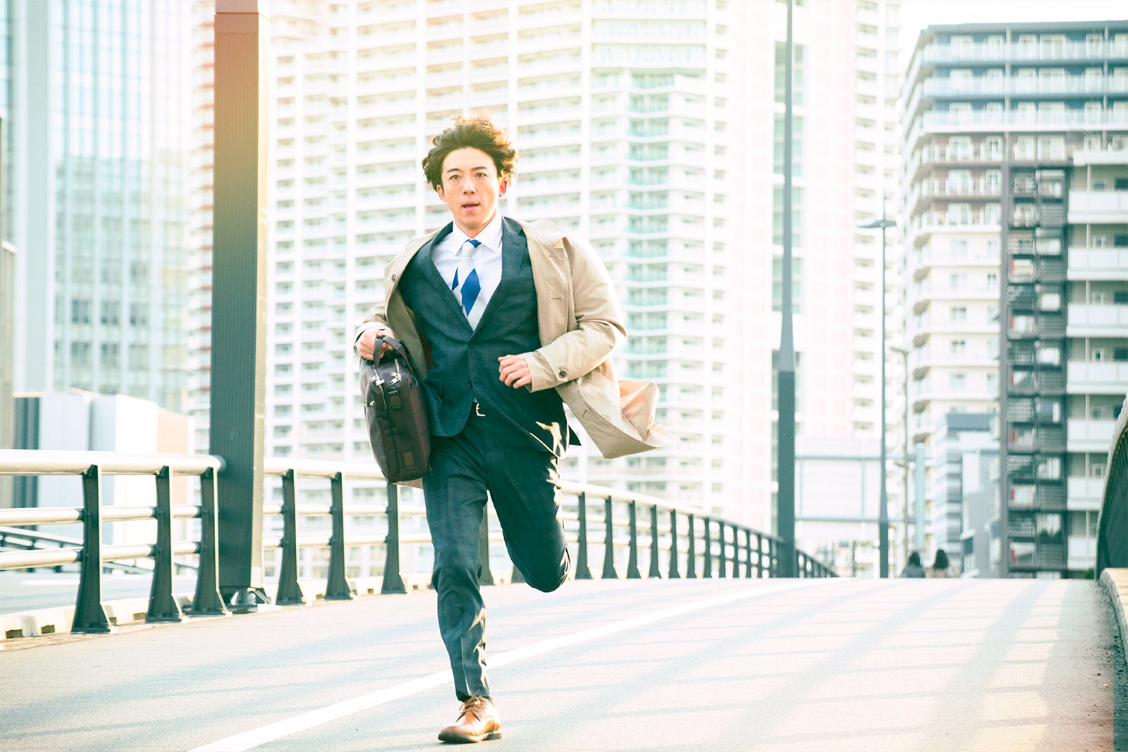 普段はサラリーマンだけれども…／高橋一生（C）松尾由美／双葉社（C）2019 映画「九月の恋と出会うまで」製作委員会