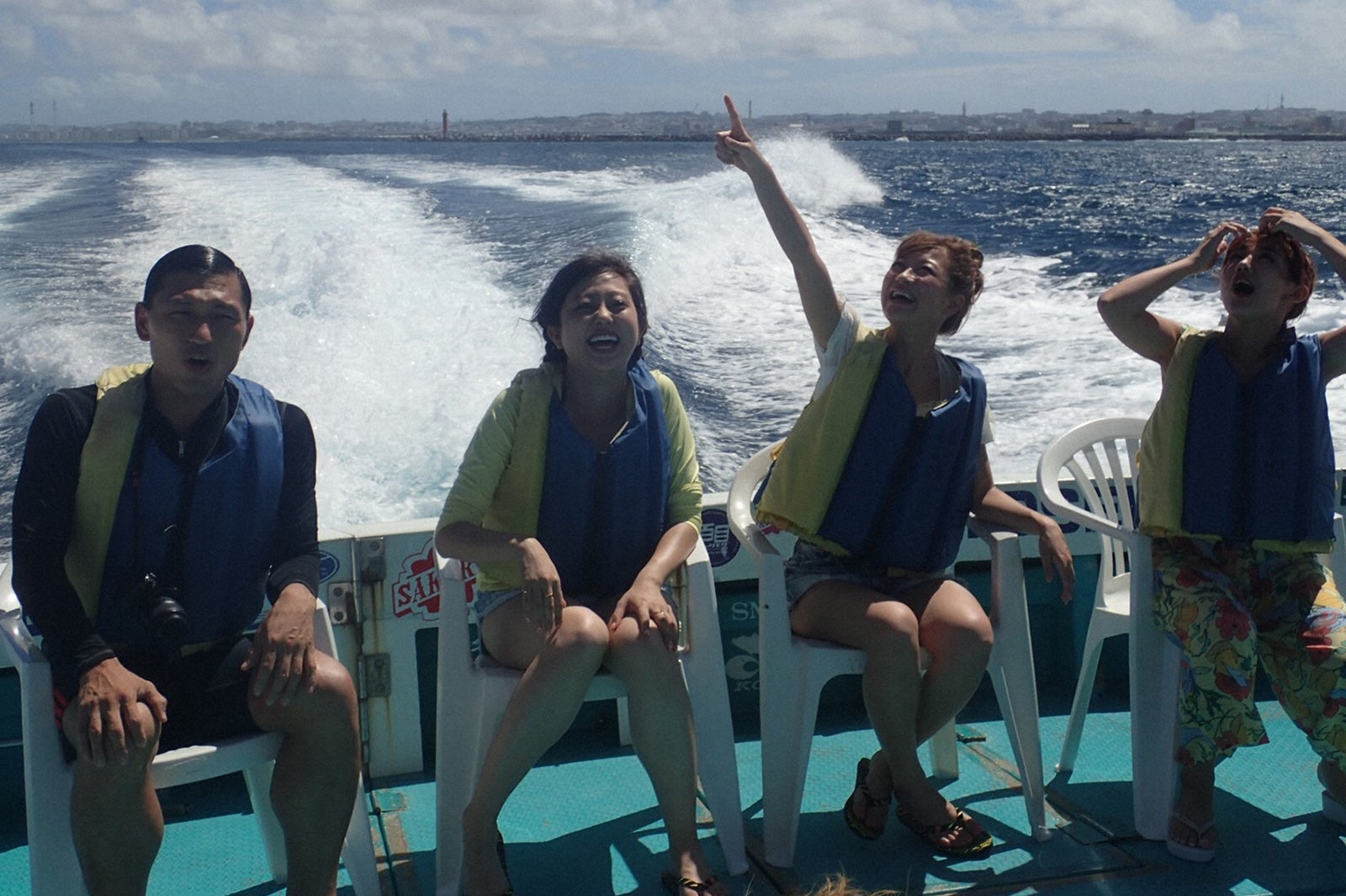 （写真左から）春日俊彰（オードリー）、菊地亜美、鈴木奈々、岡井千聖（℃-ute）（C）TBS