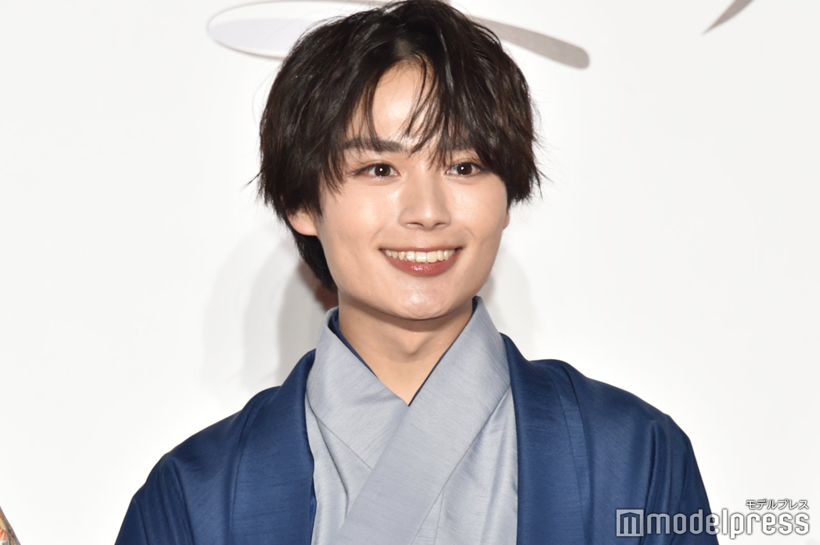 目黒蓮・今田美桜・渡邊圭祐・大西流星ら、大正ロマン風スタイル