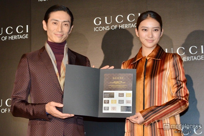 武井咲（右）と伊勢谷友介（左）