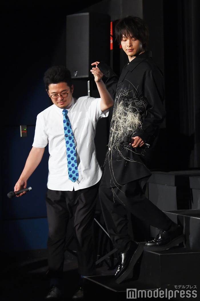 中野量太監督(左)にエスコートされ服の裾を掴みながら女優気分で降壇する中村倫也(右)/(C)モデルプレス