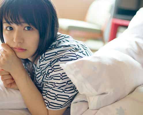 欅坂46長濱ねる“すっぴん”寝起きショット公開 渡邉理佐「彼女感がすごい」と絶賛<1st写真集「ここから」先行カット>