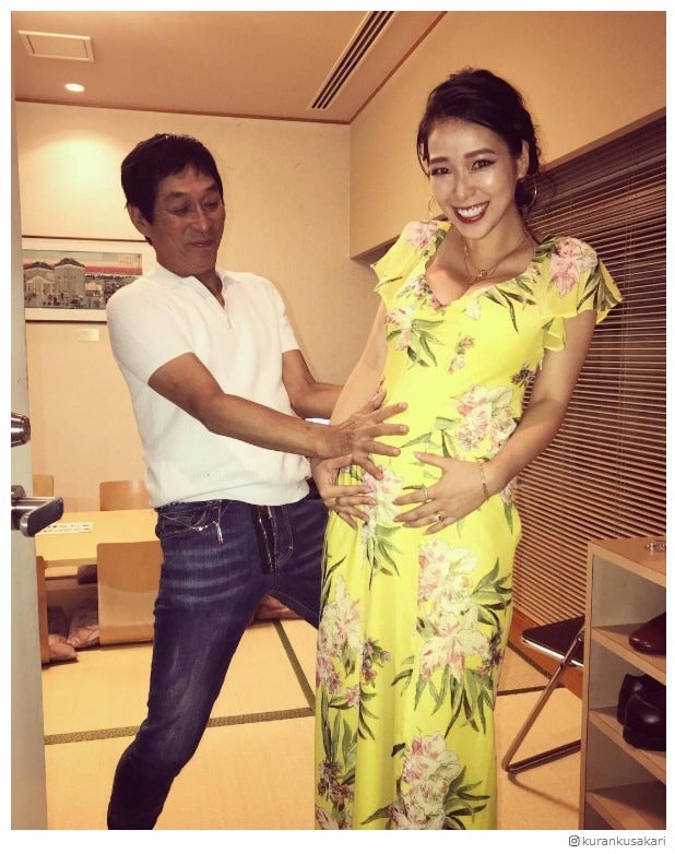 妊娠中の紅蘭、ふっくらお腹公開 明石家さんまがパワー注入