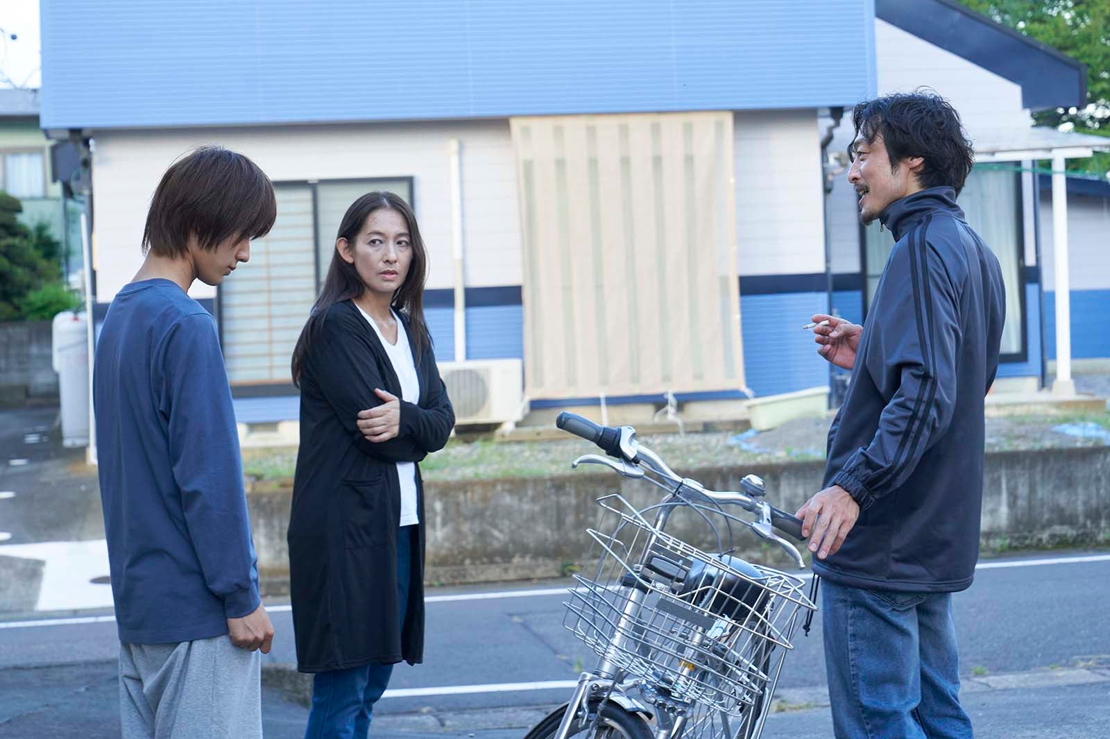 荒木飛羽、片岡礼子、和田聰宏「少年のアビス」第2話より（C）峰浪りょう・集英社／「少年のアビス」製作委員会・MBS
