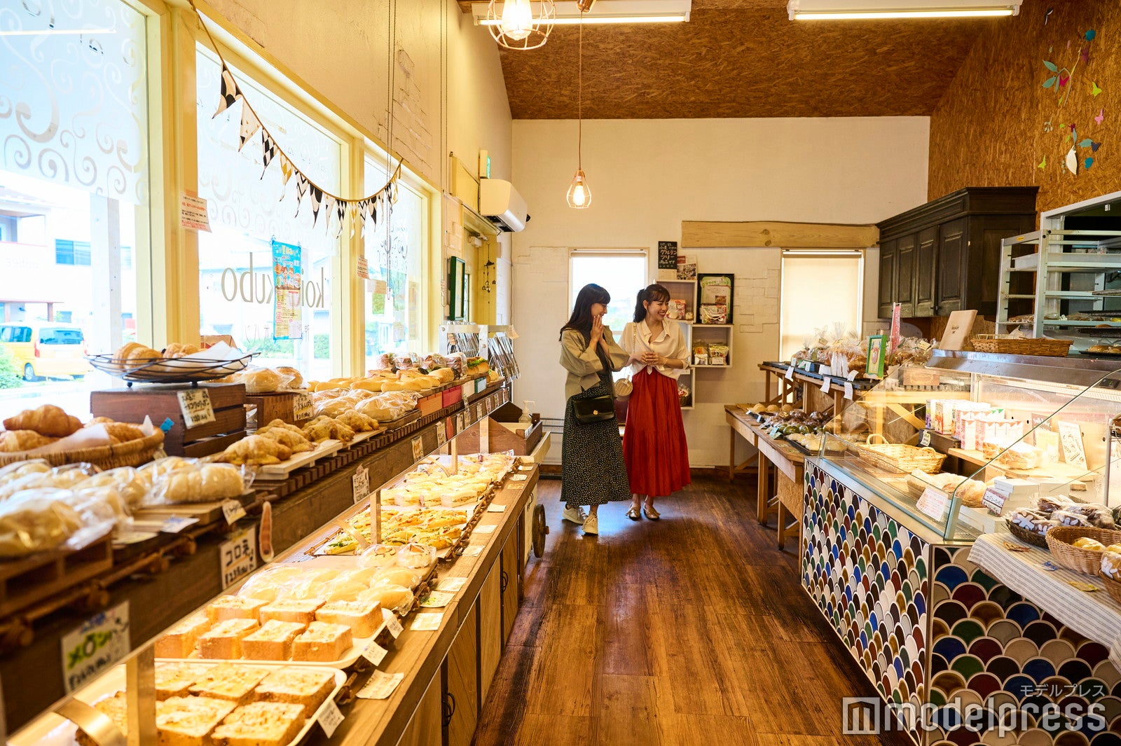 常時20～30種のパンとアイスクリーム、焼き菓子や生菓子などが並ぶ（C）モデルプレス