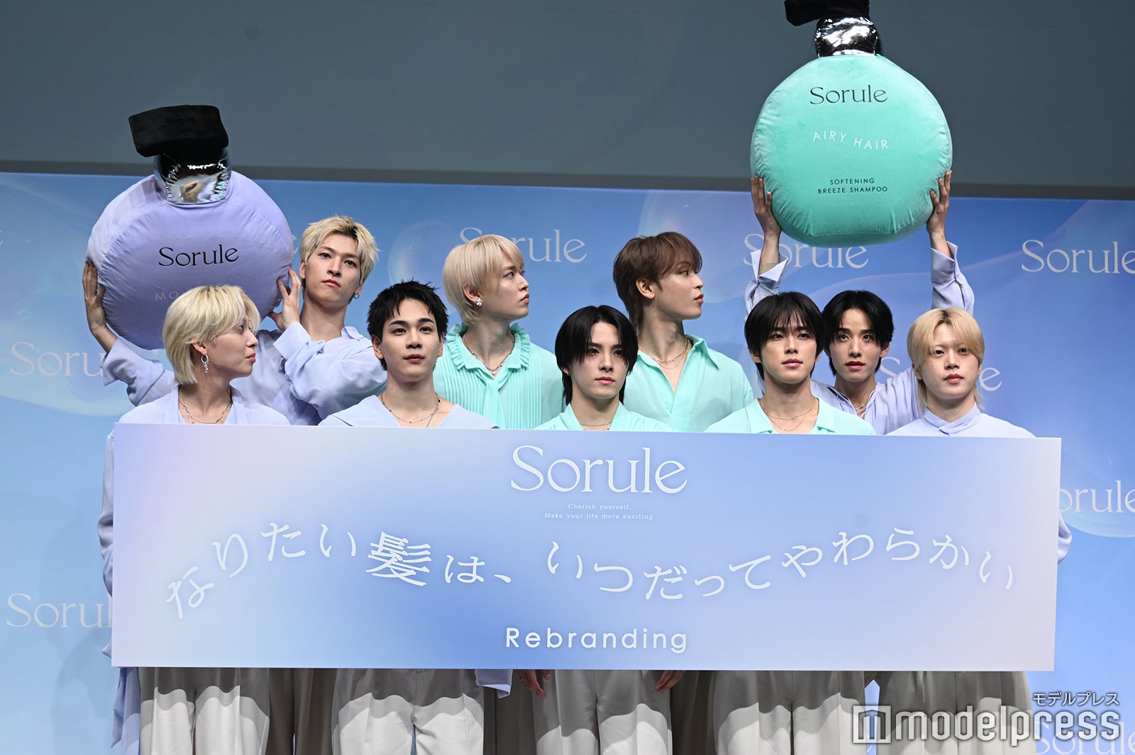 「顔の横でクッションを持ってほしい」というリクエストに真上で持つというボケで会場を笑わせた佐藤景瑚（C）モデルプレス