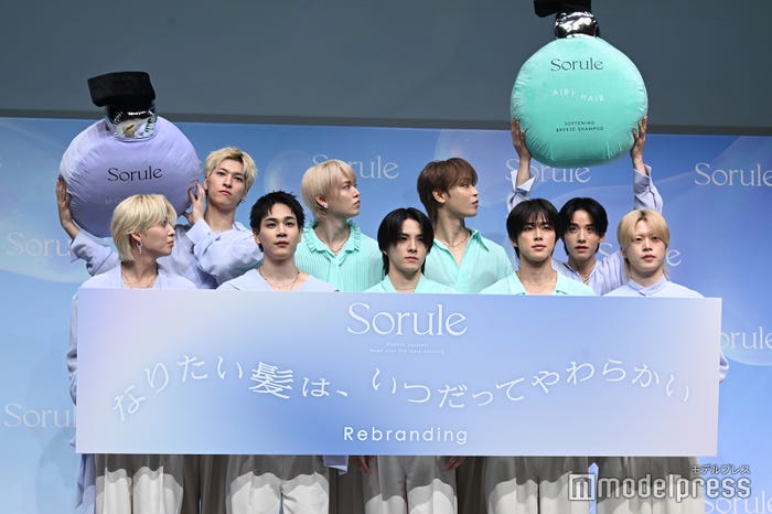 「顔の横でクッションを持ってほしい」というリクエストに真上で持つというボケで会場を笑わせた佐藤景瑚(C)モデルプレス