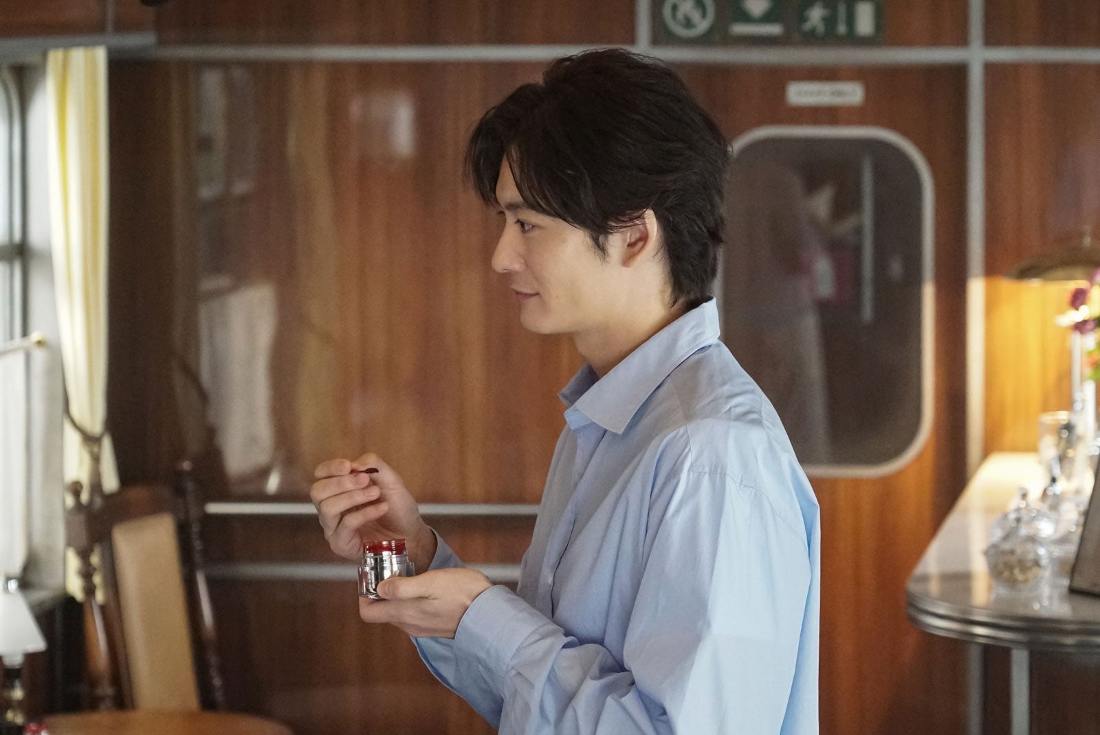 岡田将生／新テレビCM「列車のふたり セラミド」篇メイキングより（提供写真）