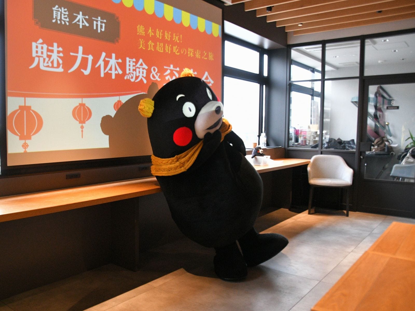 マフラーとお揃いの耳あてがキュート＝2月8日、東京都新宿区