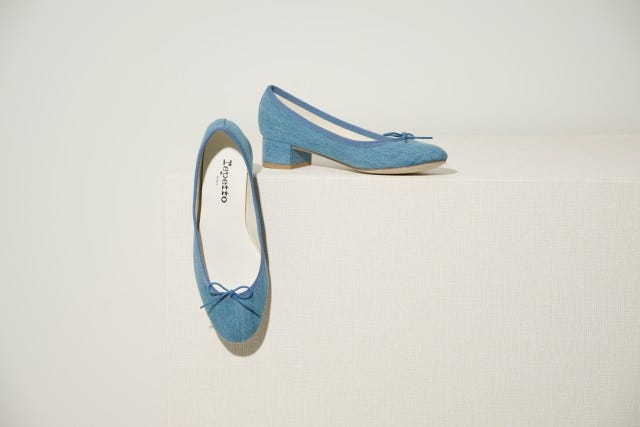 「Repetto(レペット)」の定番バレエシューズに、普段使いしやすい“デニムシリーズ”が新登場!