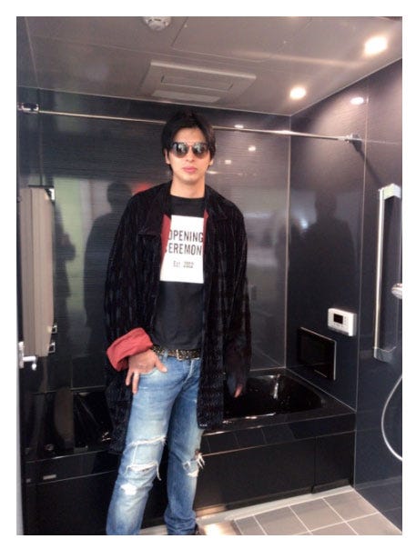 お風呂場に立つアレクサンダー/川崎希オフィシャルブログ(Ameba)より