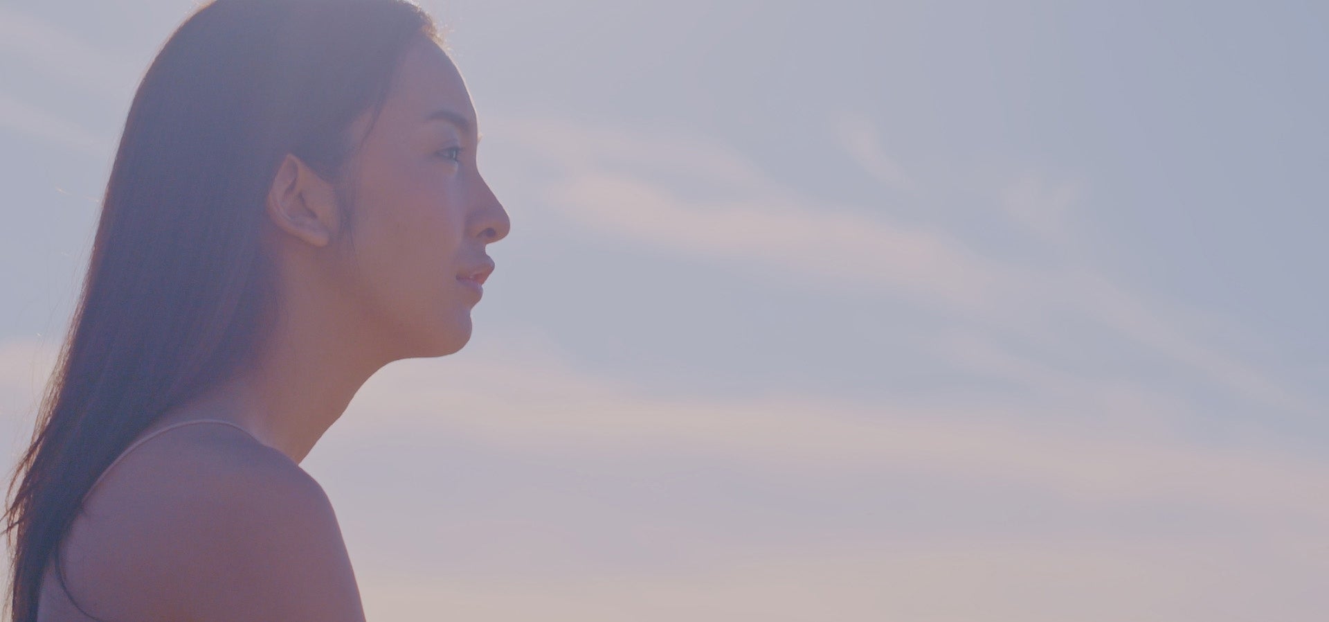 板野友美「Just as I am」MVより（画像提供：キングレコード）