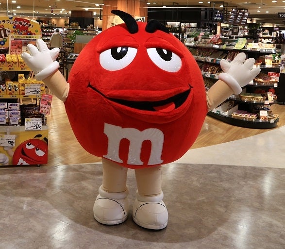 M&M’Sのキャラクター「レッド」の着ぐるみ／画像提供：マースジャパンリミテッド