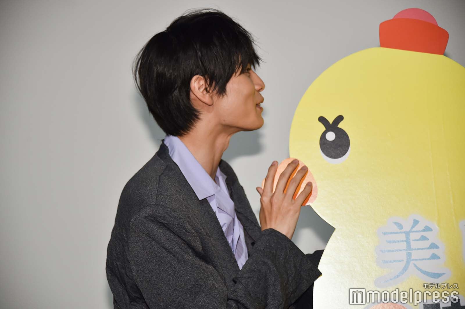 パネルの位置を調整する萩原利久 （C）モデルプレス