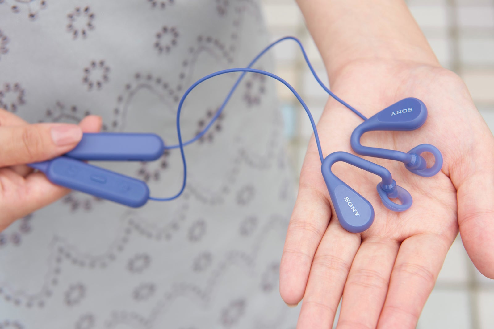 イヤーピースの中央に穴が空いた特殊構造のオープンイヤーイヤホン（SBH82D）（提供写真）