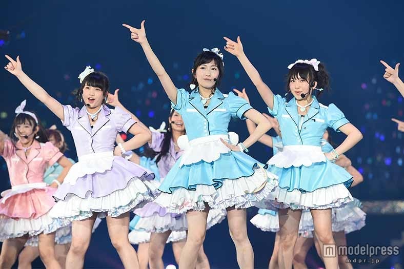 ライブの様子（C）AKS