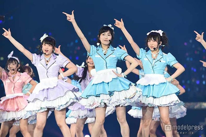 ライブの様子(C)AKS