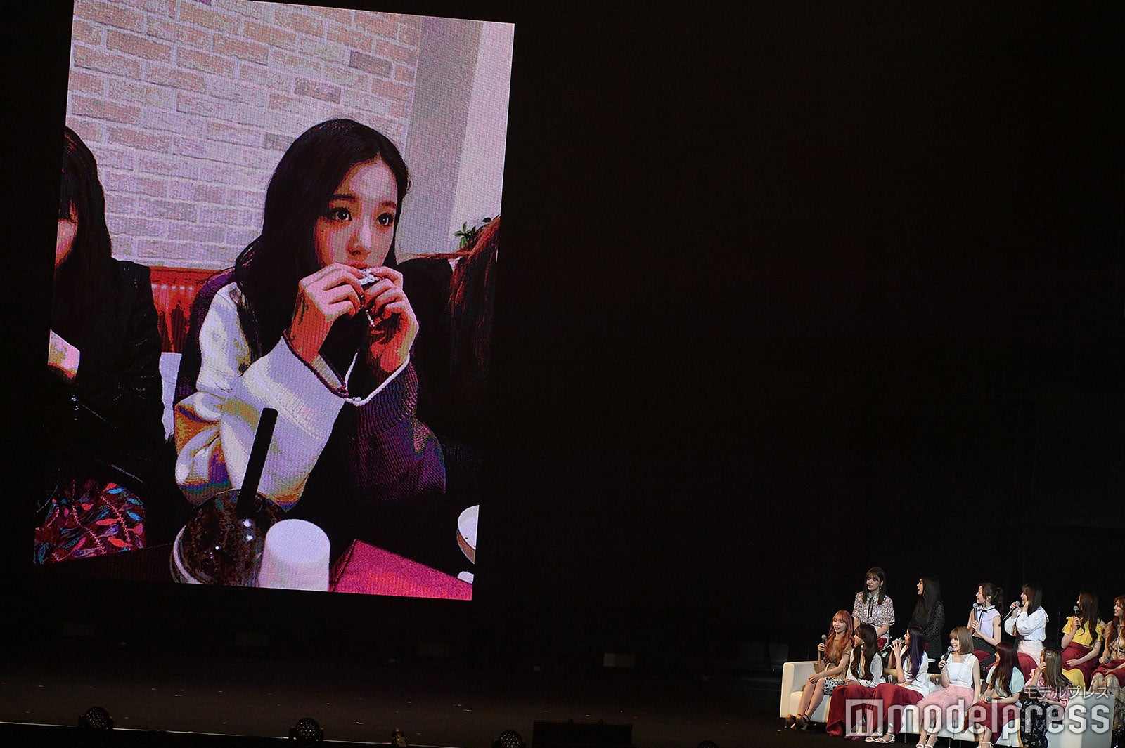 チャン・ウォニョンが食べている表情（C）モデルプレス