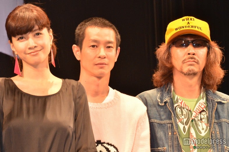 （左から）内田有紀、加瀬亮、三木聡監督