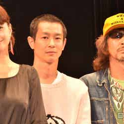 （左から）内田有紀、加瀬亮、三木聡監督