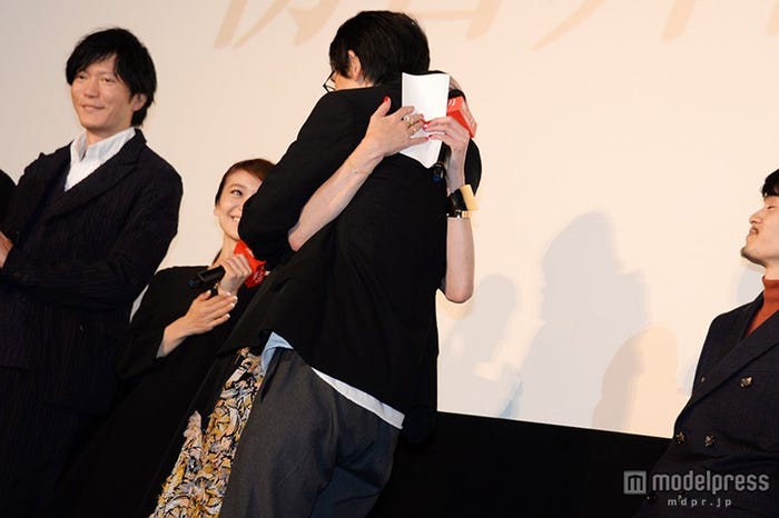 抱擁する宮沢りえと吉田大八監督