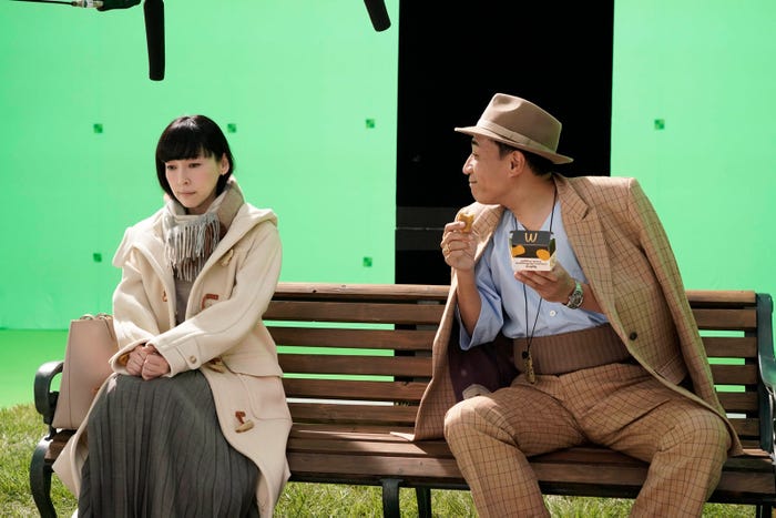 麻生久美子、塙宣之/新TVCM「スパイシーチキンマックナゲット黒胡椒ガーリック『大人はつらいよ登場』篇」メイキングより(提供写真)