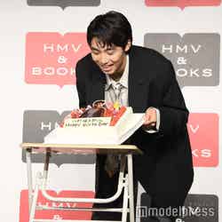 記者からのリクエストに応えケーキを持つ八村倫太郎（C）モデルプレス