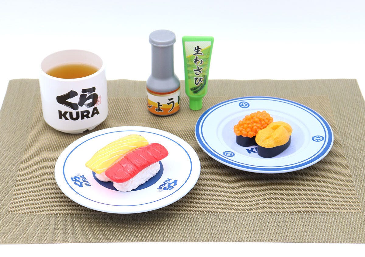 くら寿司の食器にミニチュア寿司と湯呑み、醤油とわさびが並ぶ くら寿司の食器にミニチュア寿司と湯呑み、醤油とわさびが並ぶ