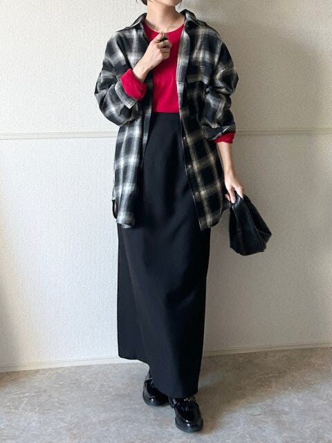 Style③赤インナーで差す、大人のチェックシャツコーデ Style③赤インナーで差す、大人のチェックシャツコーデ