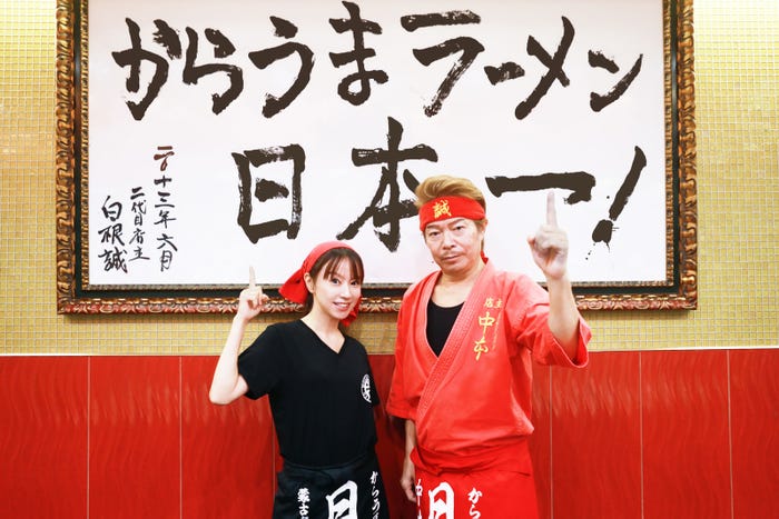 鈴木亜美、白根誠社長(C)テレビ東京